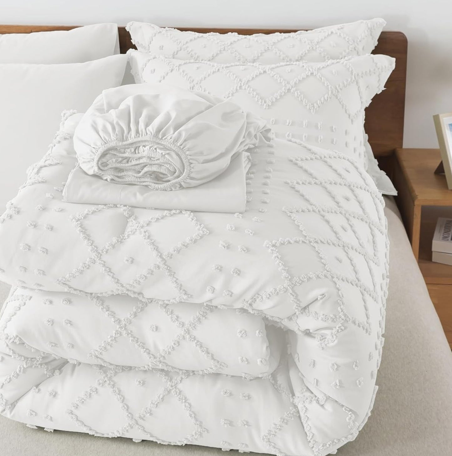 Dluxe Ave. ( QUEEN ) 7 Pcs Comforters Set with Sheets/ White
