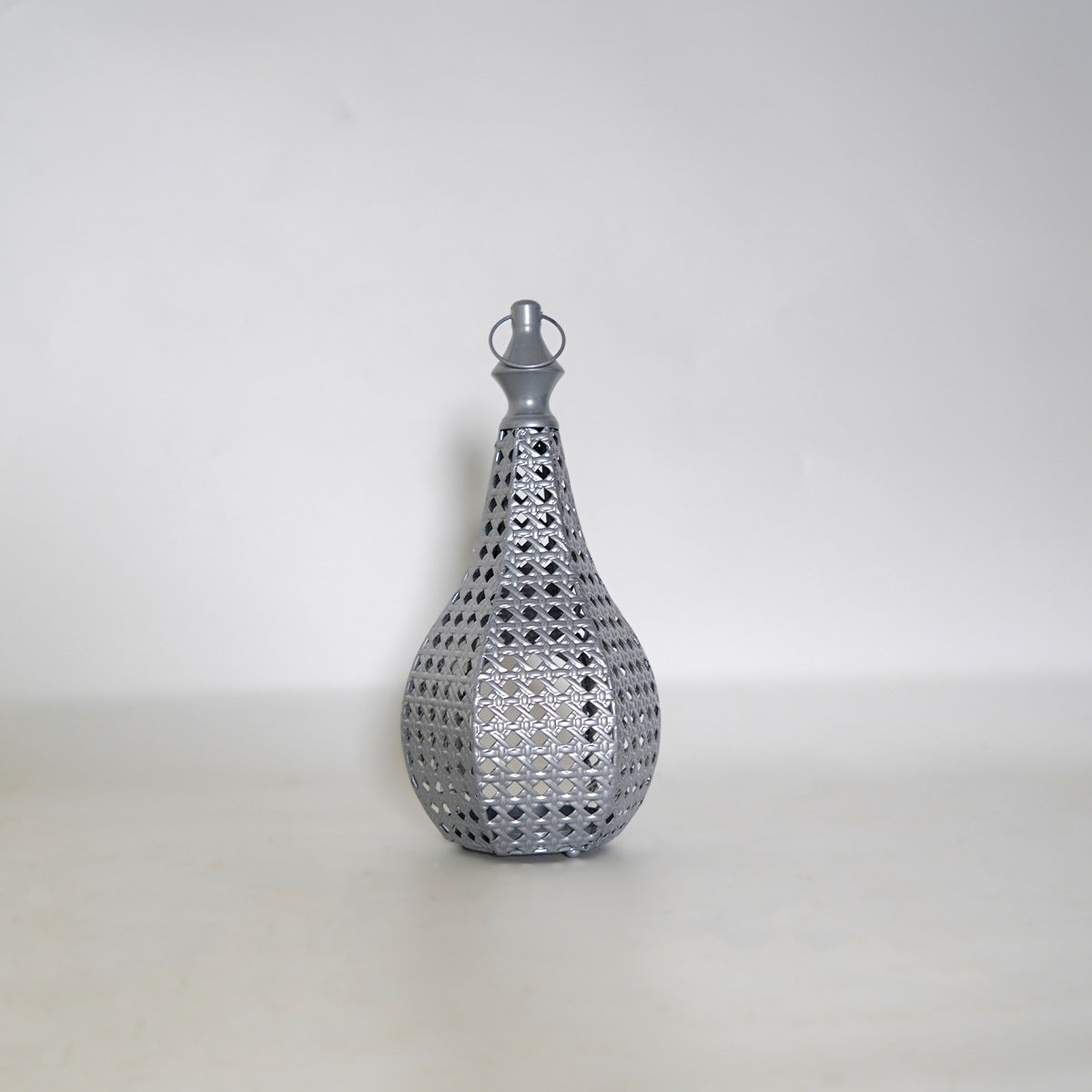Metal candle holder with hollow-out craftsmanship