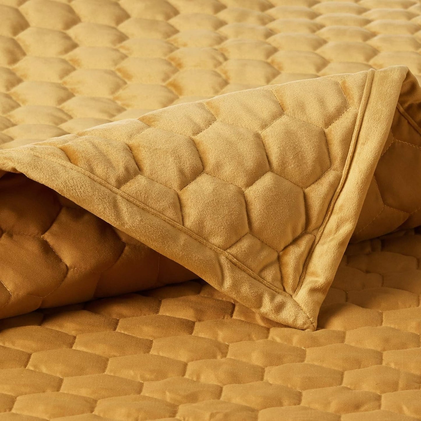 Dluxe Ave. ( QUEEN ) 3 Pcs Velvet Quilt Set, Three-Piece Honeycomb Stitch Bedding, Super Soft 260GSM Velvet/ Gold