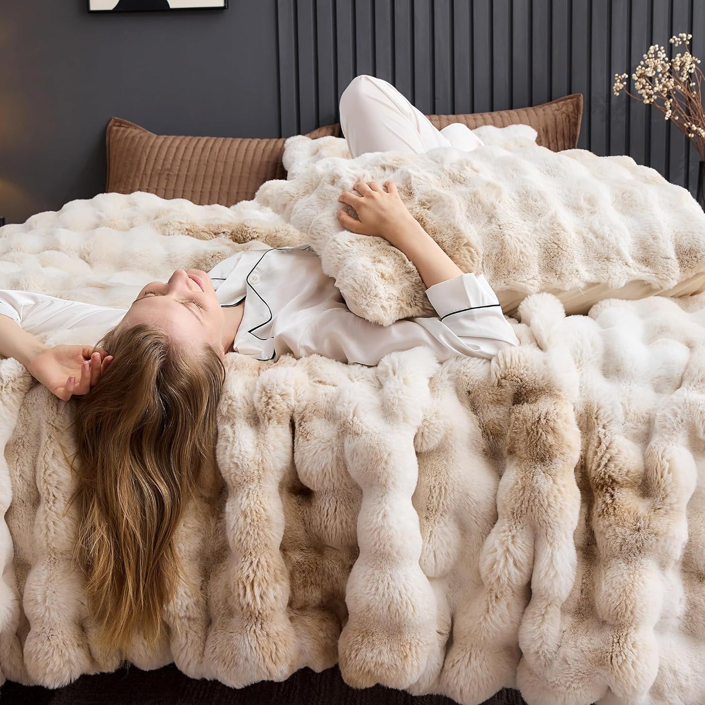 Dluxe Ave.( QUEEN ) 3 Pcs Fluffy Faux Rabbit Fur Bubble Comforter Set/  Beige