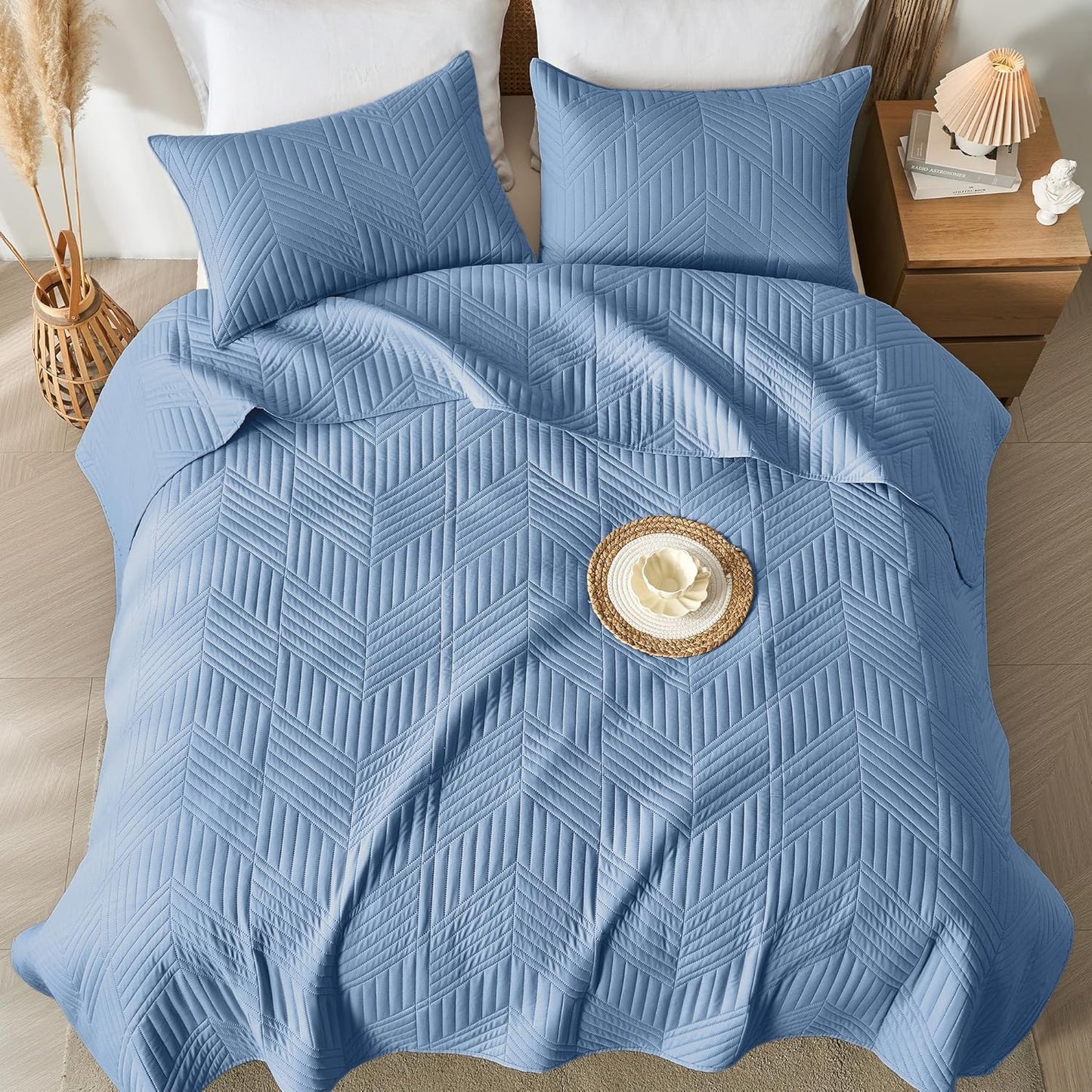 Dluxe Ave. ( CALI./ KING ) 3 Pcs Quilt Bedding Set/ Reversible Microfiber Bedspread/ Lightweight Soft Set for All Seasons/ Bluish Grey