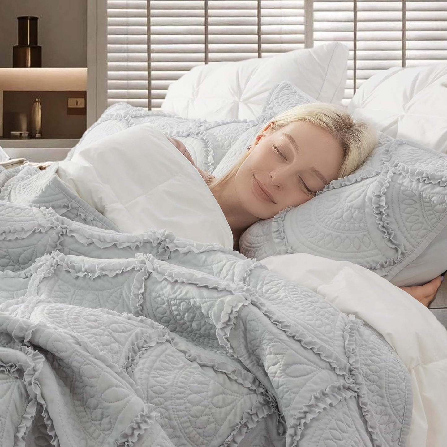 Dluxe Ave. ( TWIN) 3 Pcs Quilt Set, Soft Coverlet Reversible Lightweight Bedspread/ Grey-White