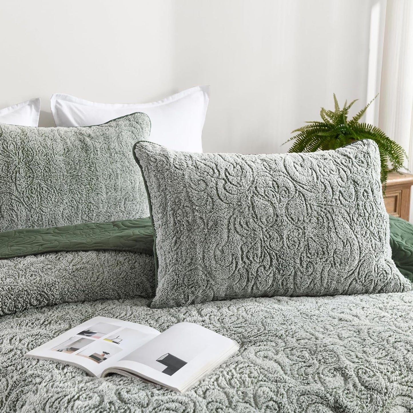Dluxe Ave. ( KING ) 3 Pcs Quilt Bedding Set, Fluffy Plush Bedspread, Ultra Soft, Luxury Velvet for All Season/ Green