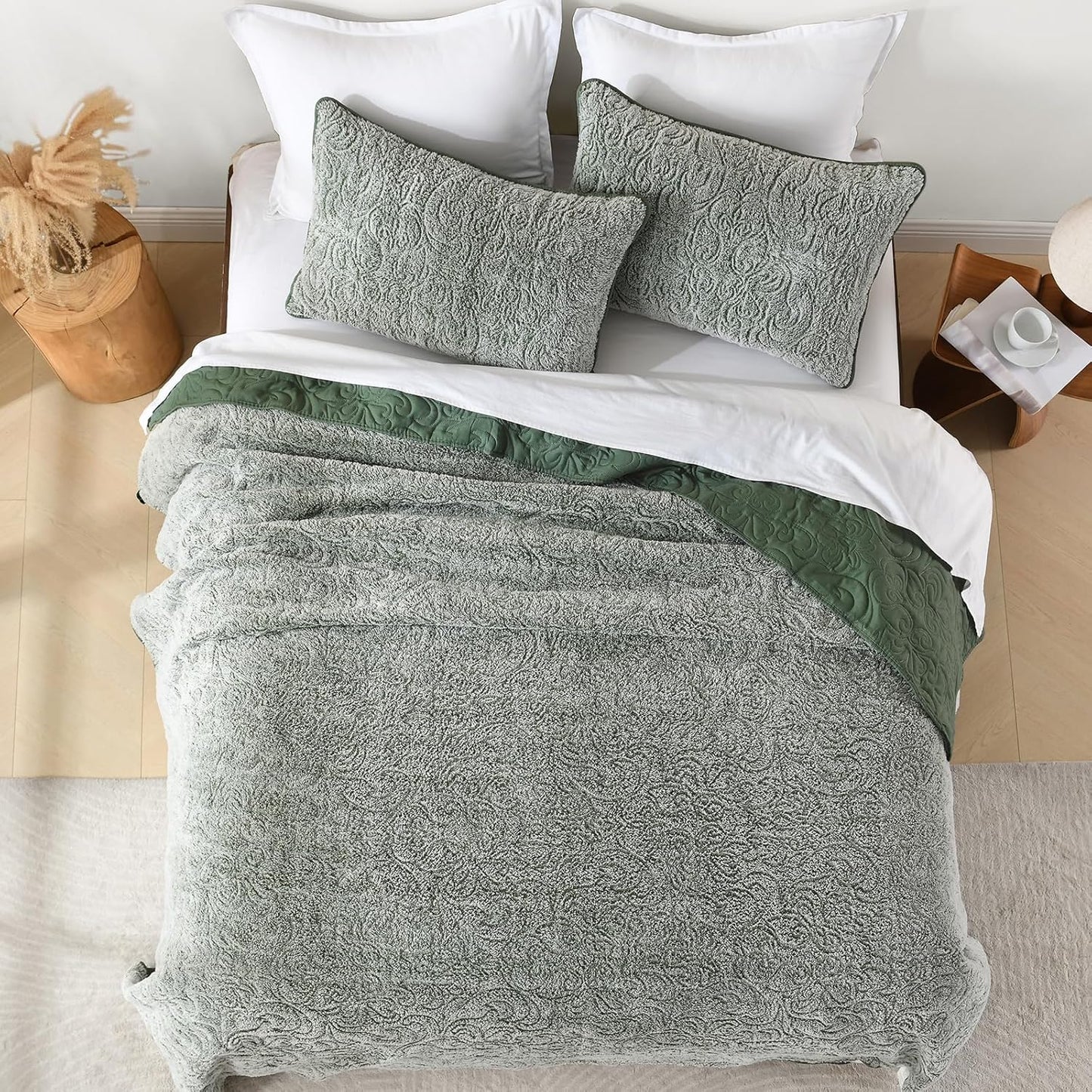Dluxe Ave. ( KING ) 3 Pcs Quilt Bedding Set, Fluffy Plush Bedspread, Ultra Soft, Luxury Velvet for All Season/ Green