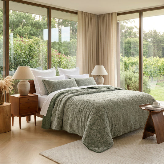 Dluxe Ave. (KING) 3Pcs Quilt Bedding Set, Ultra Soft Luxury Velvet / Green