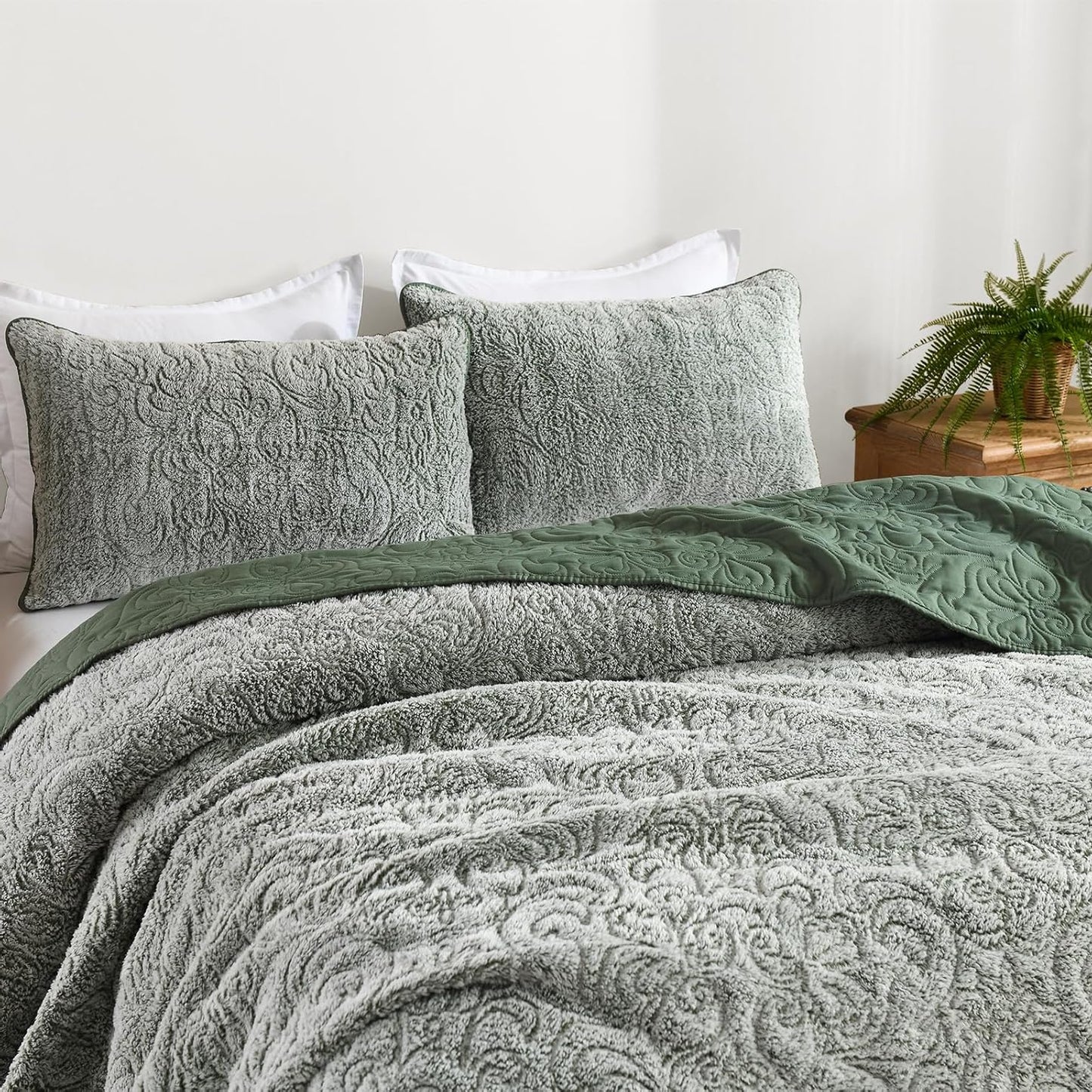Dluxe Ave. ( KING ) 3 Pcs Quilt Bedding Set, Fluffy Plush Bedspread, Ultra Soft, Luxury Velvet for All Season/ Green