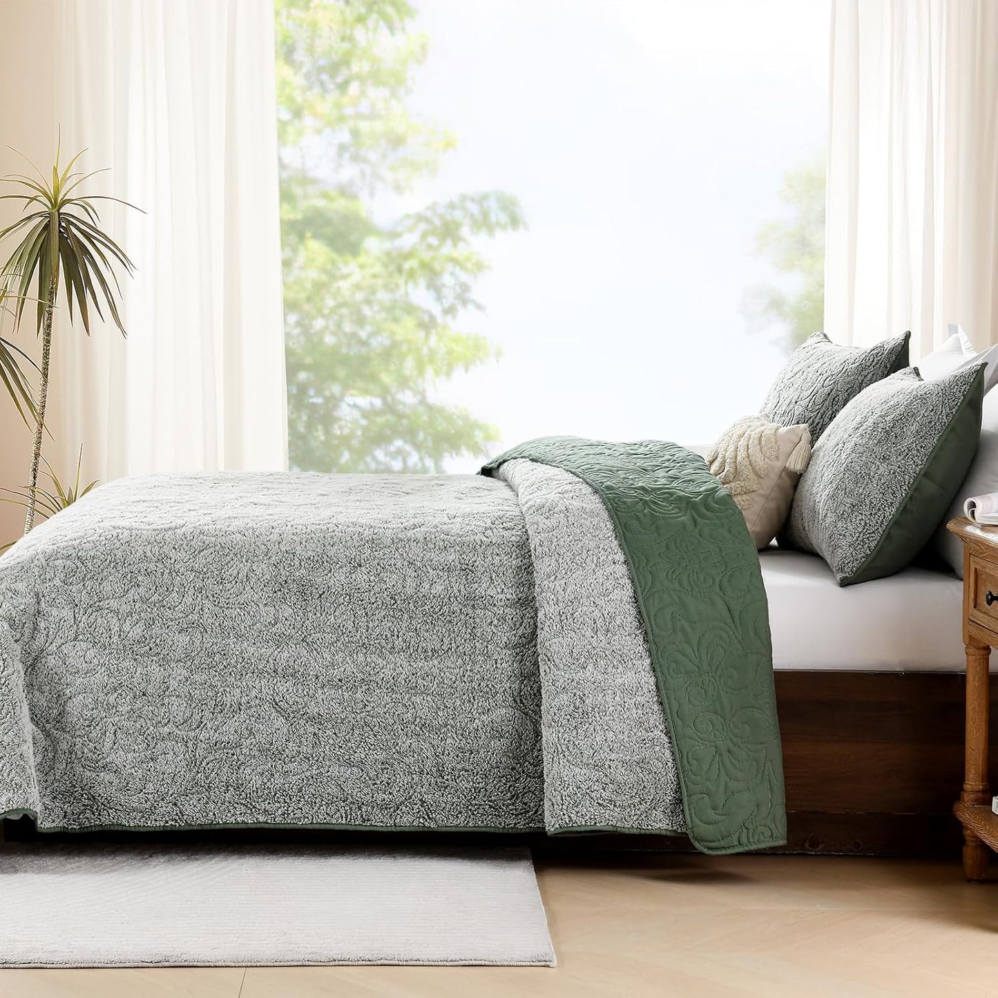Dluxe Ave. ( KING ) 3 Pcs Quilt Bedding Set, Fluffy Plush Bedspread, Ultra Soft, Luxury Velvet for All Season/ Green