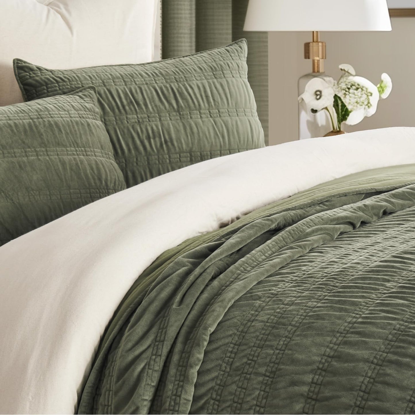 Dluxe Ave. ( KING ) 3 Pcs Velvet Quilt Luxury Bedding Set/ Ultra Soft Lightweight/ for All Season/ Olive Green