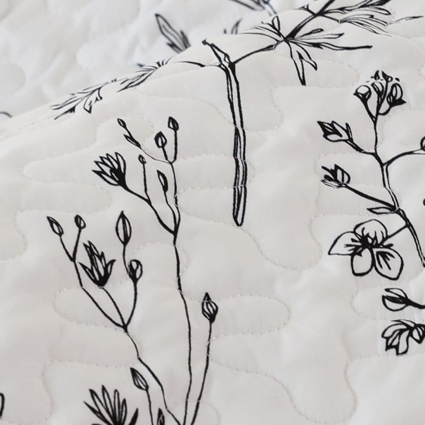 Dluxe Ave. (KING) White Quilt Bedding Set 1Quilt（104x90 in.) and 2 Pillow Cases