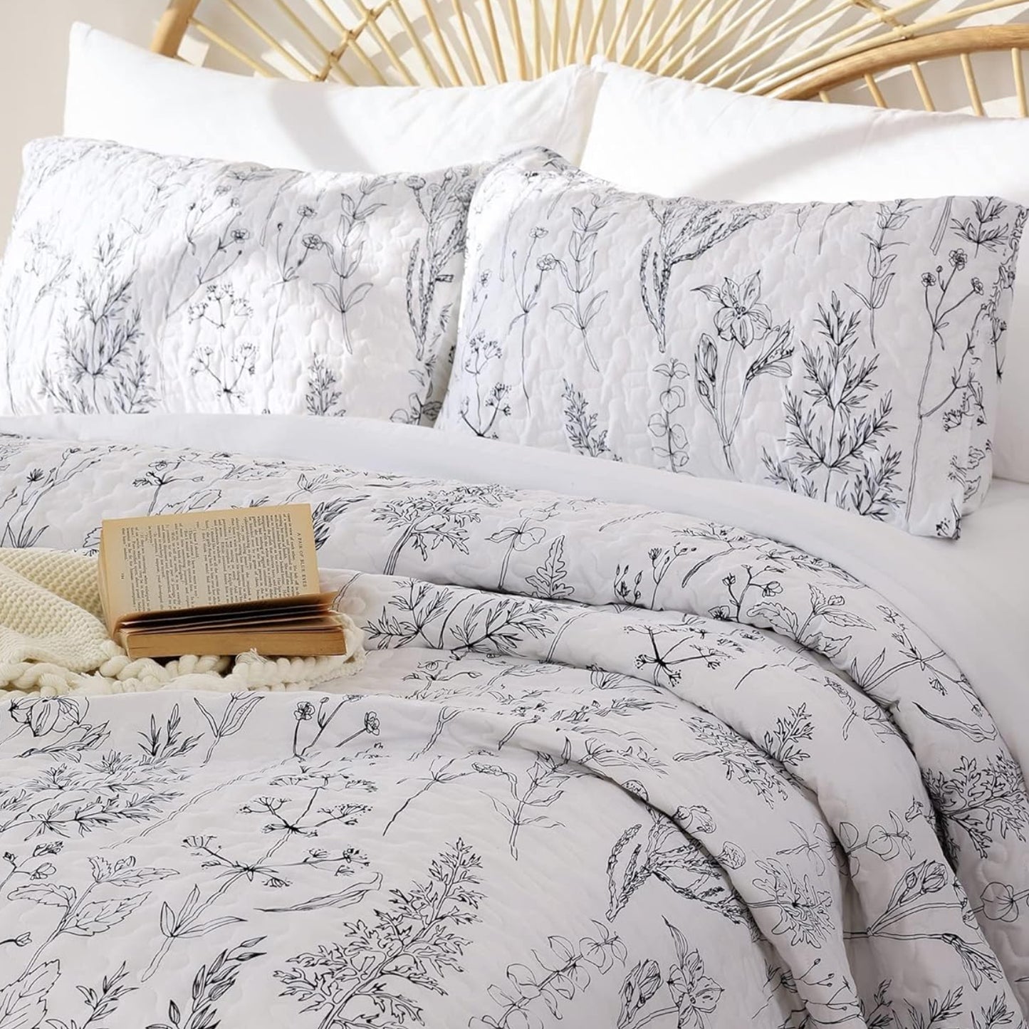 Dluxe Ave. (KING) White Quilt Bedding Set 1Quilt（104x90 in.) and 2 Pillow Cases