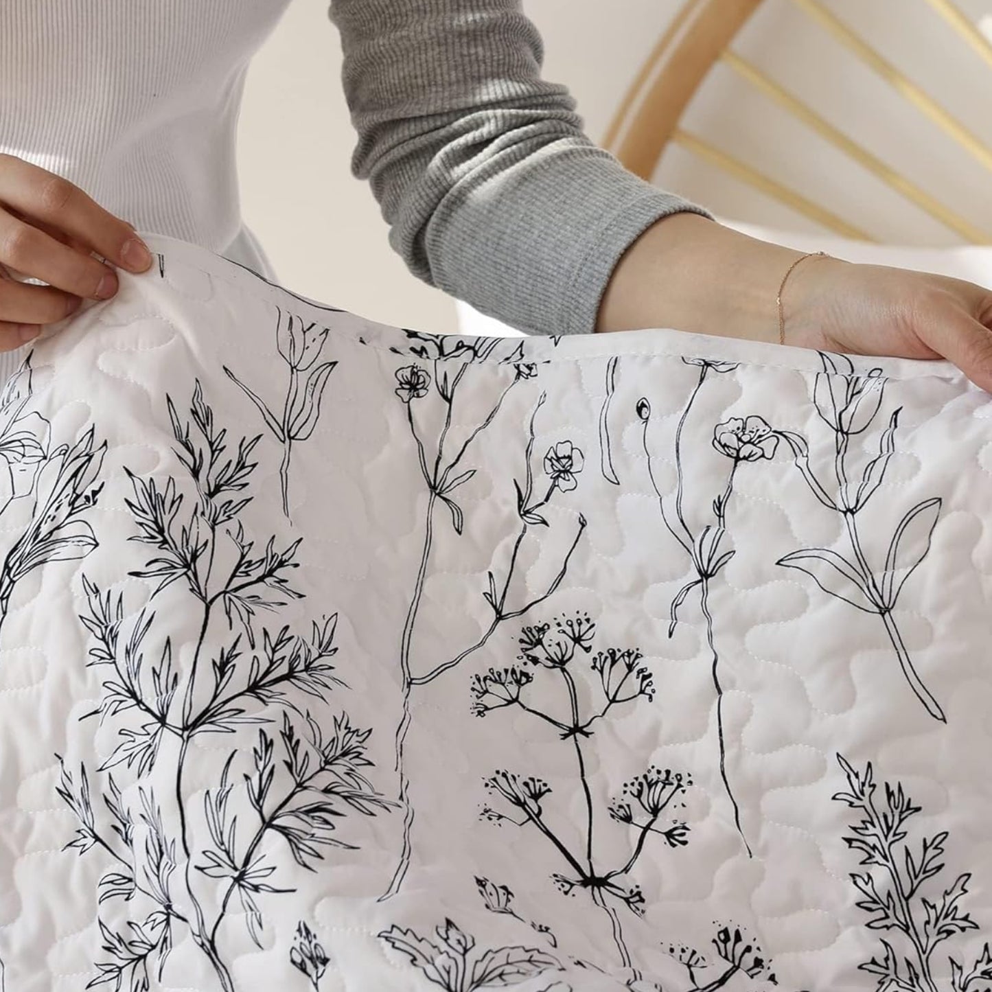 Dluxe Ave. (KING) White Quilt Bedding Set 1Quilt（104x90 in.) and 2 Pillow Cases