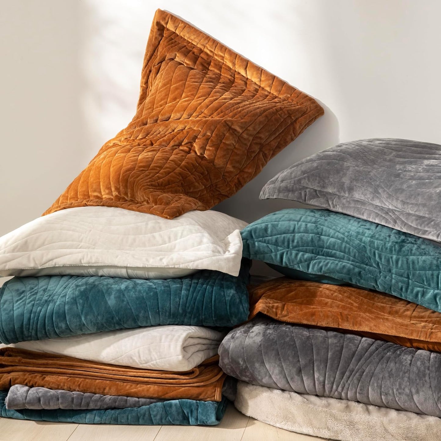 Dluxe Ave. ( CALI./ KING ) 3 Pcs Luxury Velvet Quilt Set/ Lightweight Bedspread for All Season/ Grey