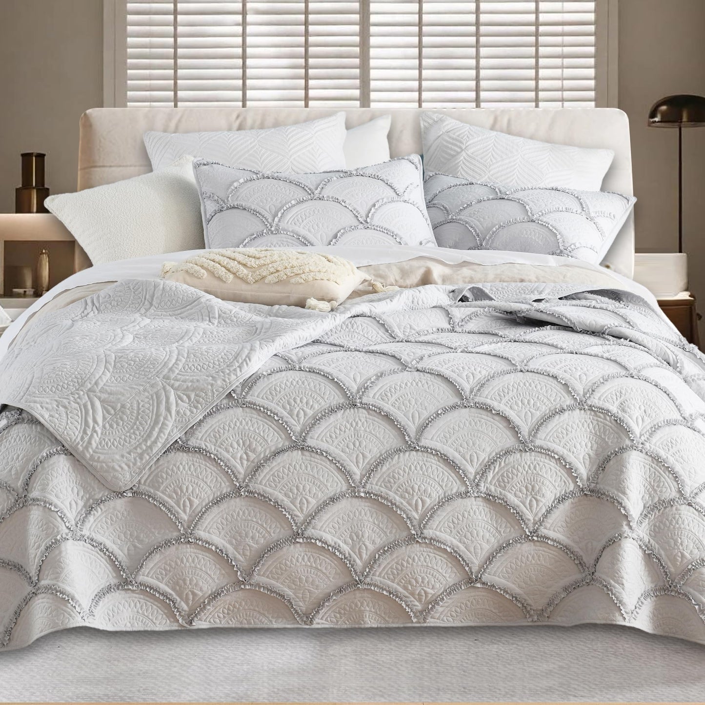 Dluxe Ave. ( TWIN) 3 Pcs Quilt Set, Soft Coverlet Reversible Lightweight Bedspread/ Grey-White