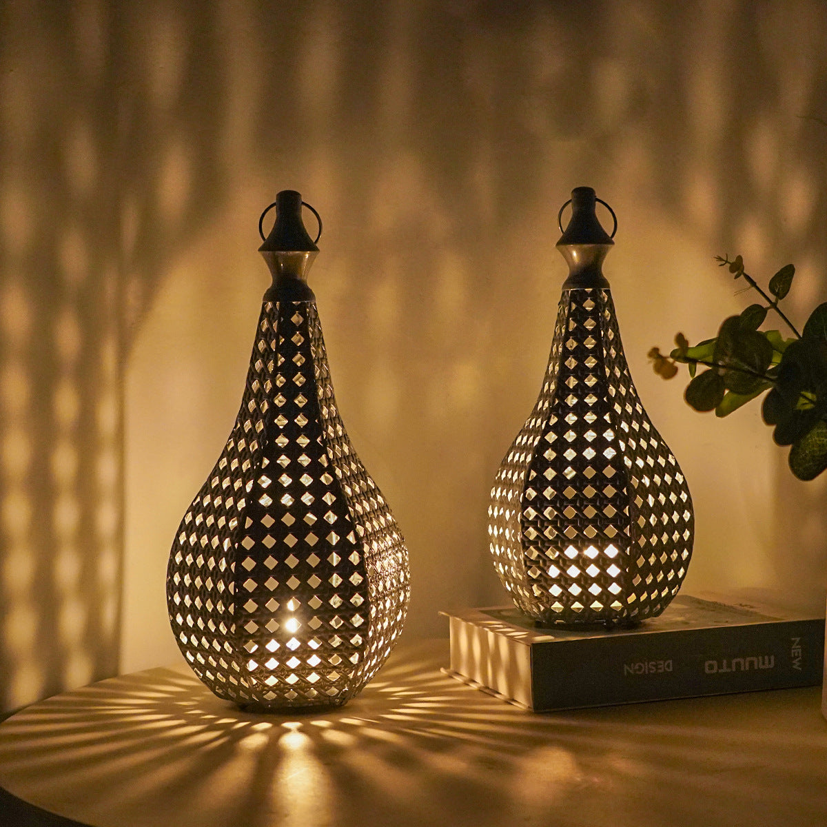 Metal candle holder with hollow-out craftsmanship