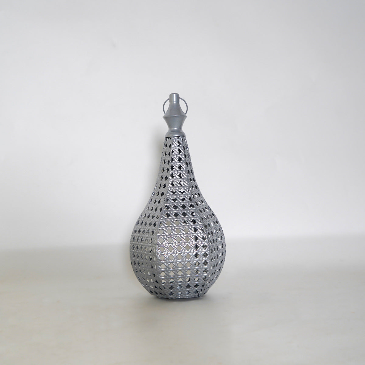 Metal candle holder with hollow-out craftsmanship