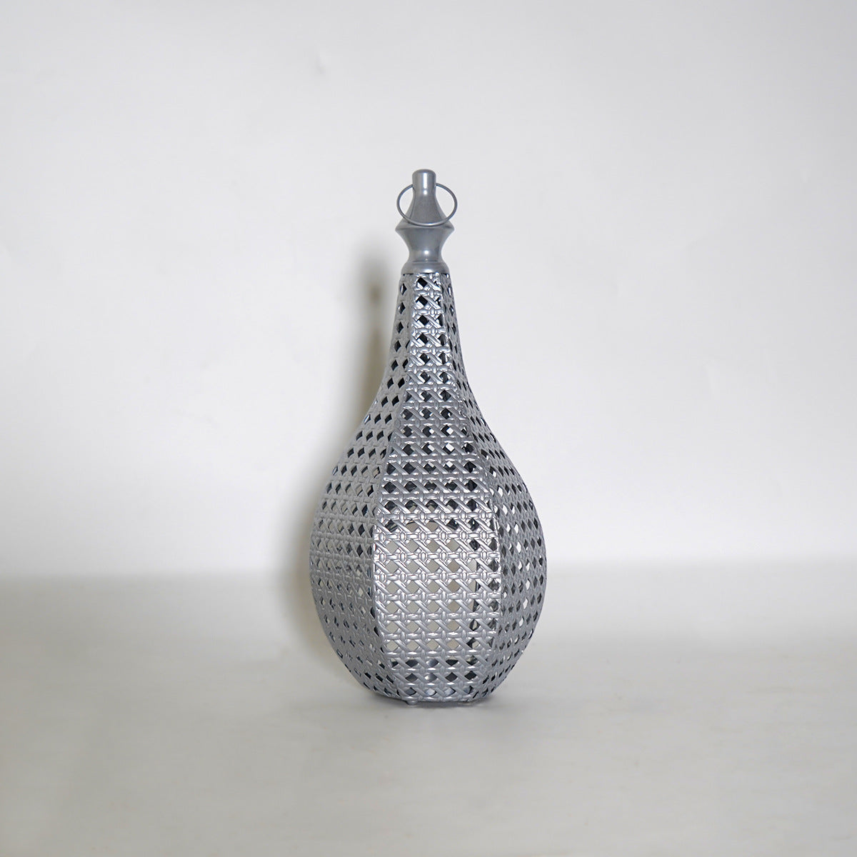 Metal candle holder with hollow-out craftsmanship